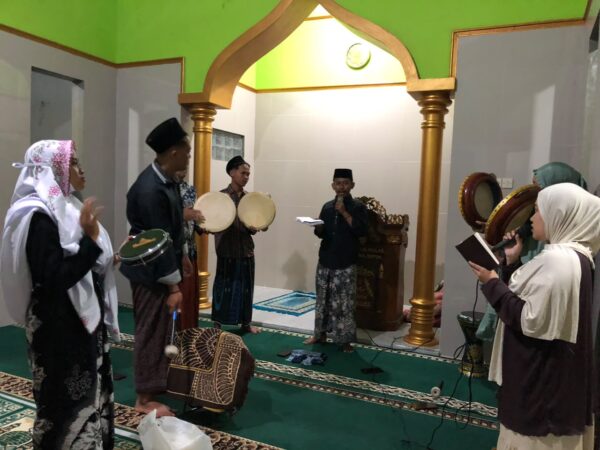 Mahasiswa KKN UNUGHA Gelar Rutinan Al-Barzanji Setiap Malam Jumat di Mushola Al Ikhlas